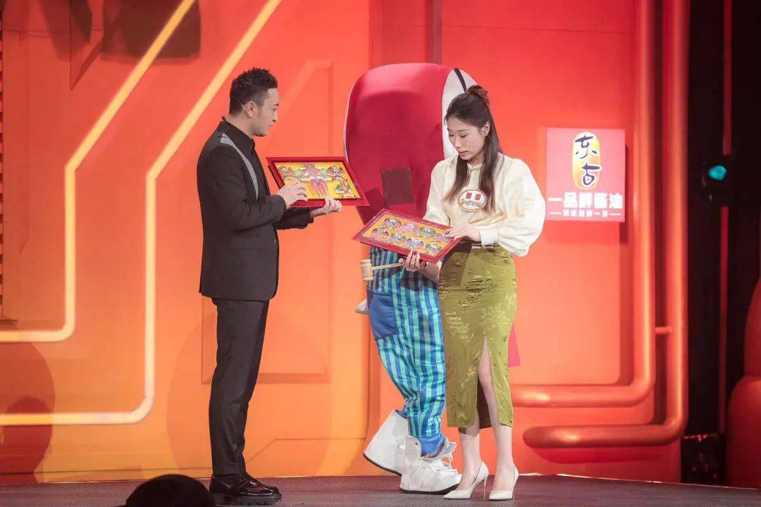 她带着潍坊风筝登上开门大吉舞台