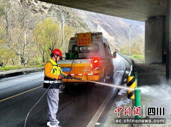对青坡路段的路域环境卫生再次进行常态化清扫作业,道路上车流量较大