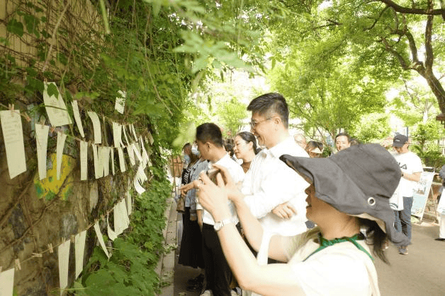 此外,闲林职高还依托专业特色,发起"共养一盆景"的号召,让每位学生都