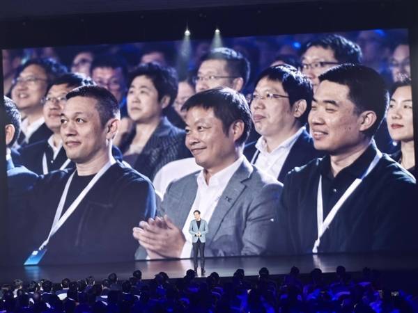 小米su7发布 李斌何小鹏李想现场同框_汽车_大佬_发布会