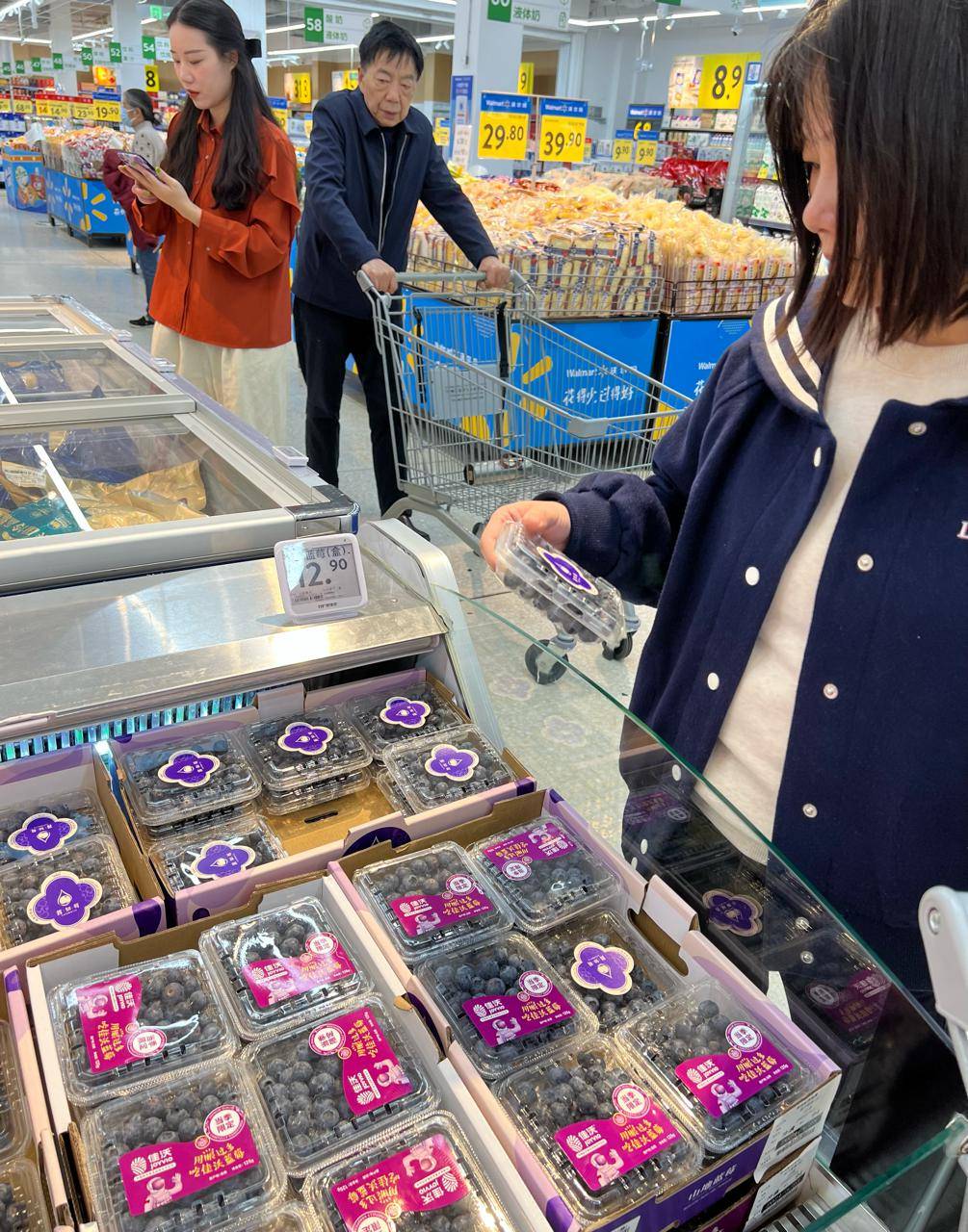 国产蓝莓线上线下销售两旺有商家一天卖出16000盒