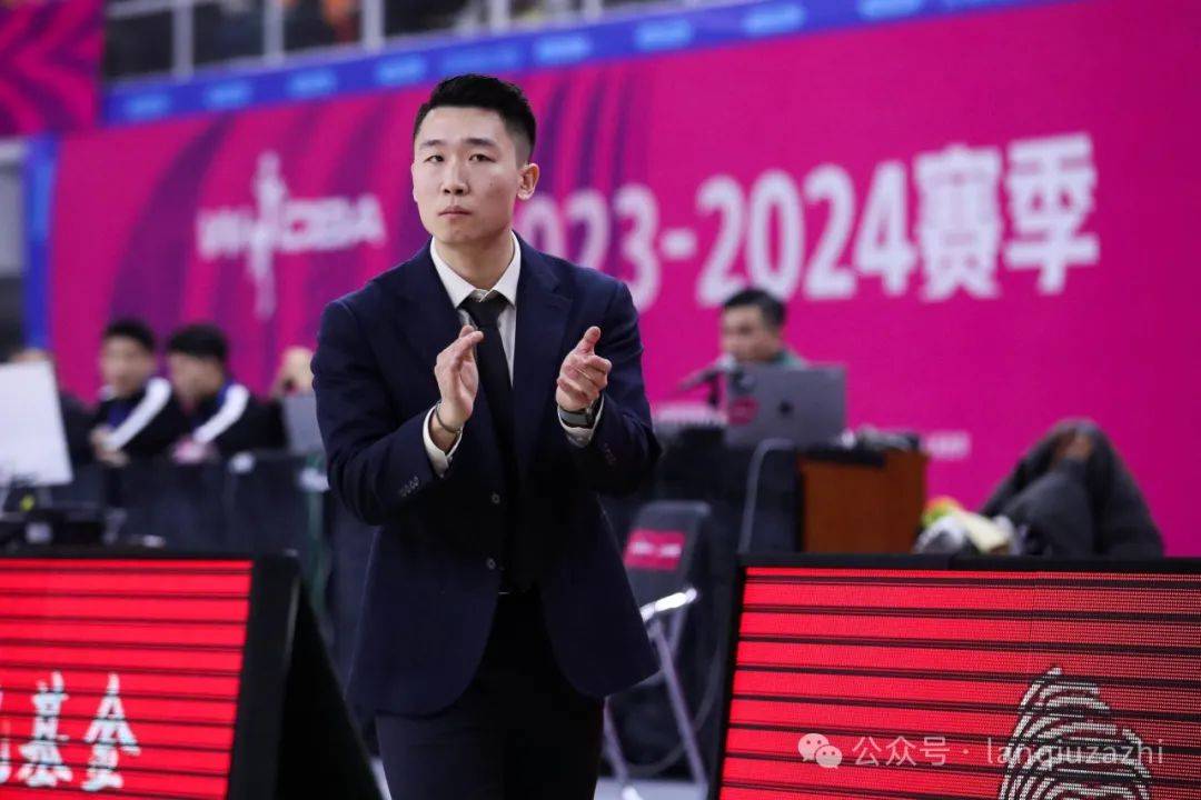 什么一个29岁的菜鸟教练拿下了本赛季wcba最佳教练