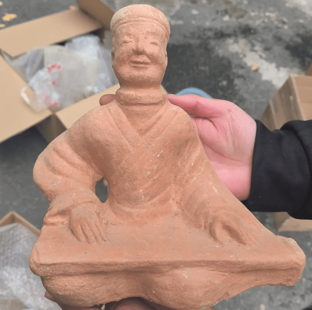 事实漆某某对其在古董市场遂对疑似文物进行扣押40余件物品古代陶器