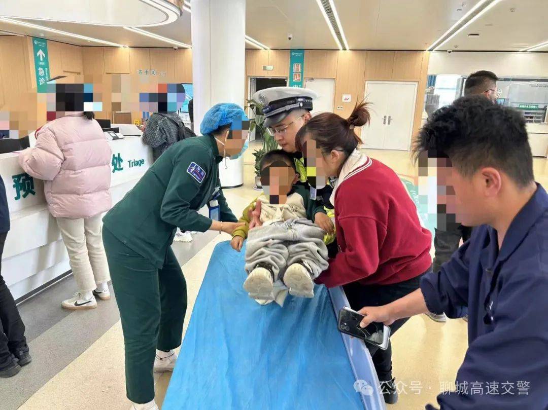 警车一路警笛鸣响,警灯闪烁,,开辟"绿色生命通道",仅用了10分钟就将