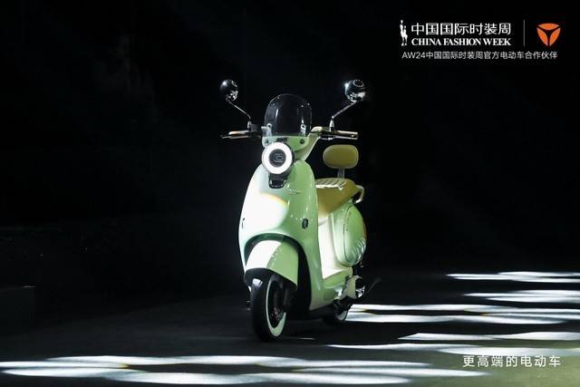 那么一定也不能错过两轮电动车走秀,无人驾驶,丝滑转弯,稳稳直立