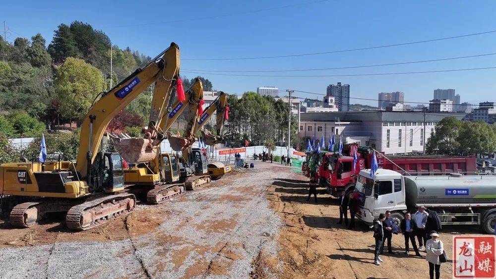 3月29日,长沙路延伸段工程现场一派喜庆,热闹非凡,龙山县第一季度重大