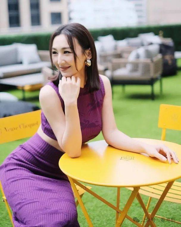 高海宁露腰骚s形曲线 上围激凸震撼眼球_ling_事业_mua