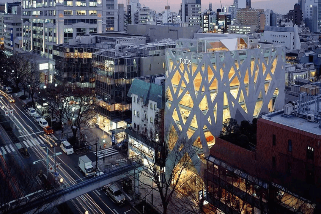 表参道以各色有特点的精致街道氛围而闻名,给人以静谧高级的感觉,各种