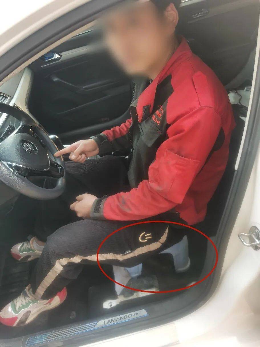 牛一男子居然坐在小板凳上开车