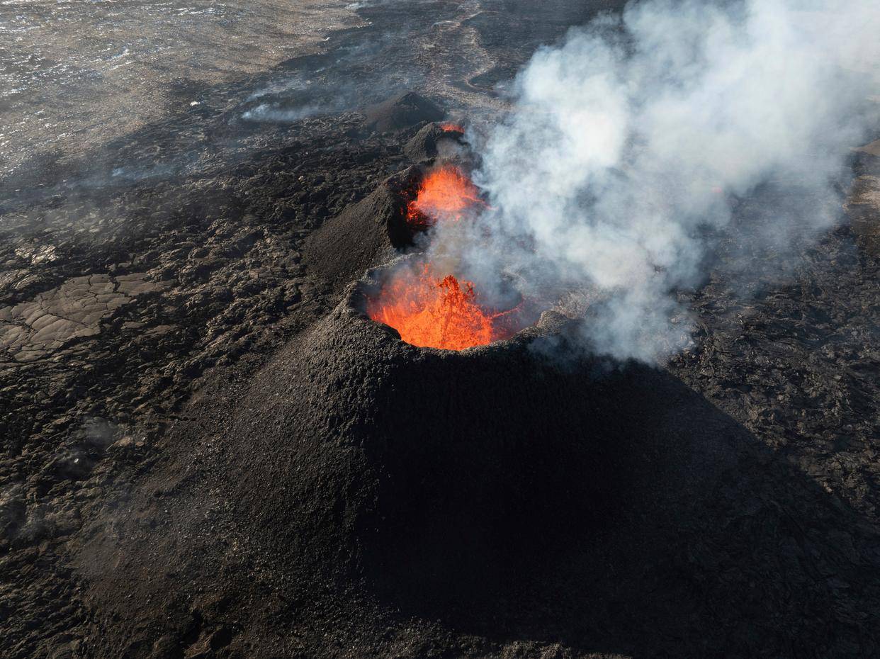 (外代一线)冰岛:火山喷发