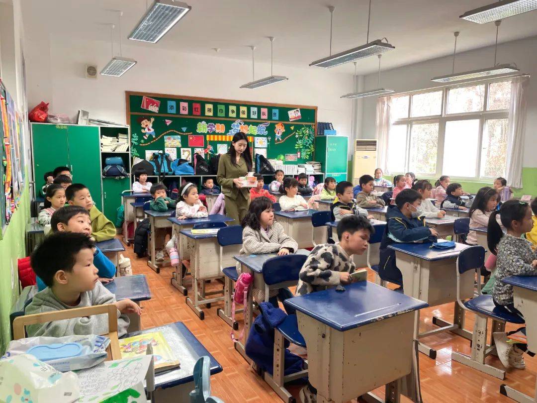 诚功普法进校园荣秋敏郑慧钰律师受邀参加青岛香港路小学家长讲师团