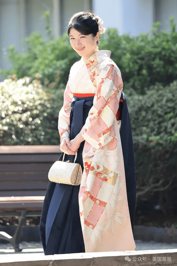 日本天皇独生女事业爱情双丰收毕业礼大气亮相疑似帅男