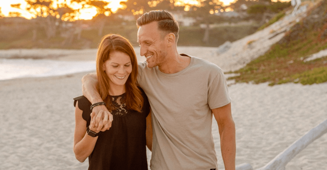 电影的最后,两人在餐厅重逢,隔空相望,眼里全是遗憾和惋惜.