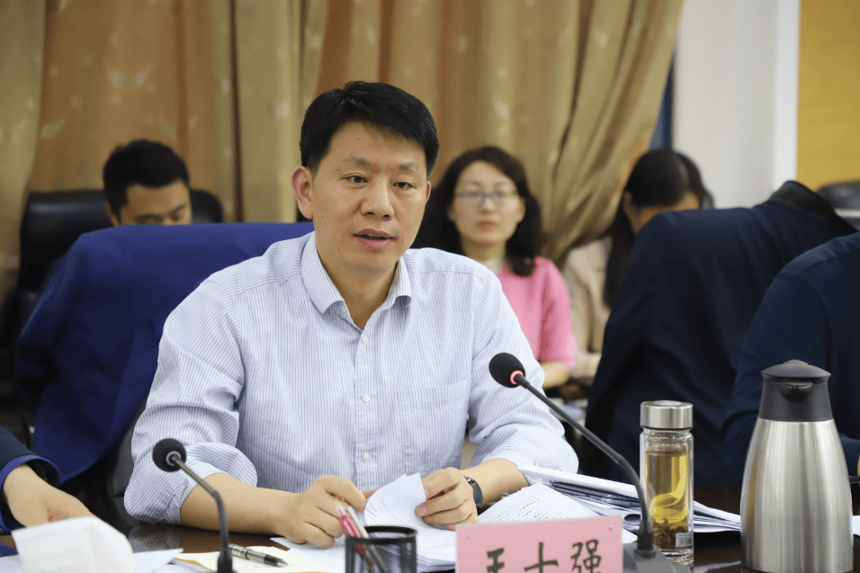 王士强指出,要紧紧围绕"项目深化年"这个总牵引,充分认清一季度经济