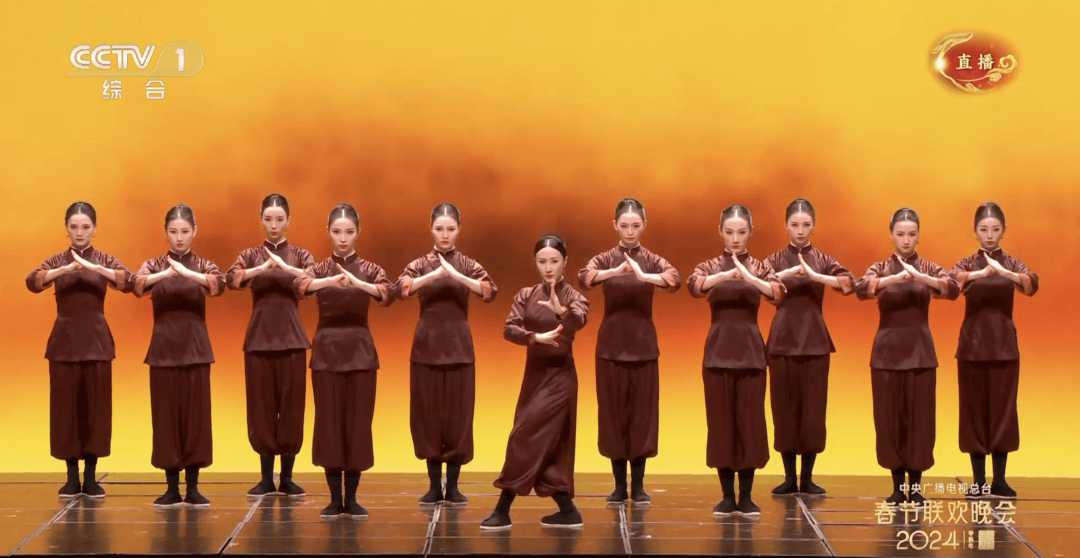 在春晚的舞台上,一袭红衣的八卦掌女演员们,让大家看到了女性的力量.