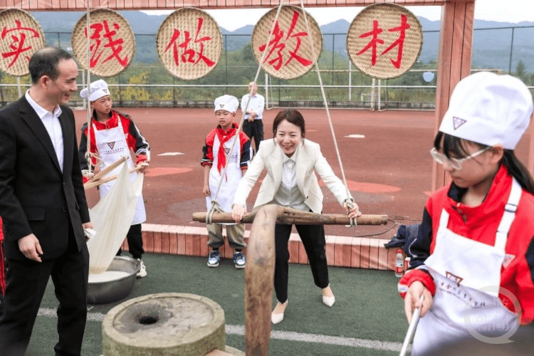 久长街小学创意儿童画,实验中学峡砚雕刻,行知小学手工扎染,太和中学