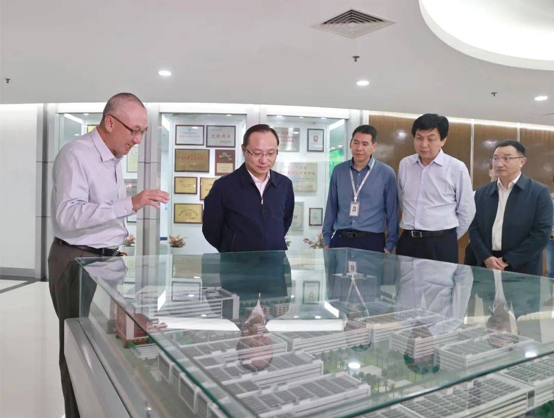 在企业走访交流时,王亚联简要介绍了我市奋力打好高质量发展"十大攻坚