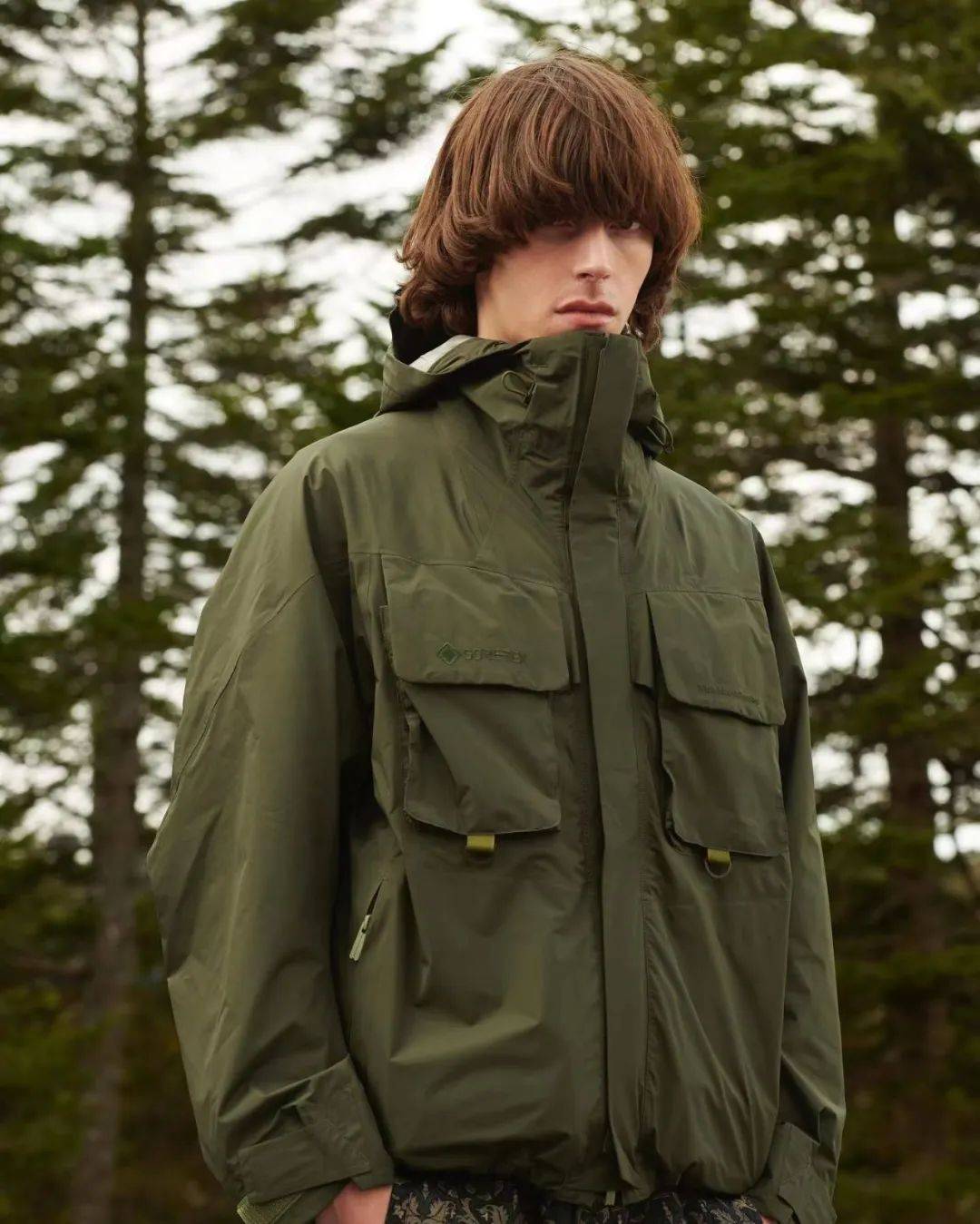 在此之后,visvim 发布了用植物靛蓝染料给 gore-tex 面料进行染色后的