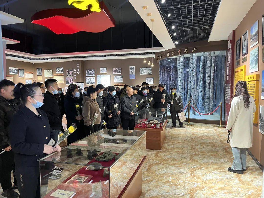 我们的清明节依安镇东北社区联合依安县税务局和依安镇社工站开展重走