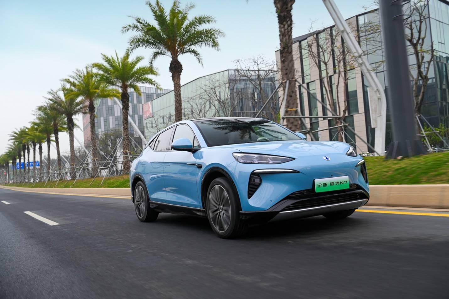 旧款的腾势 n7 在设计上可能过于个性,过于运动,部分车主对这一设计并