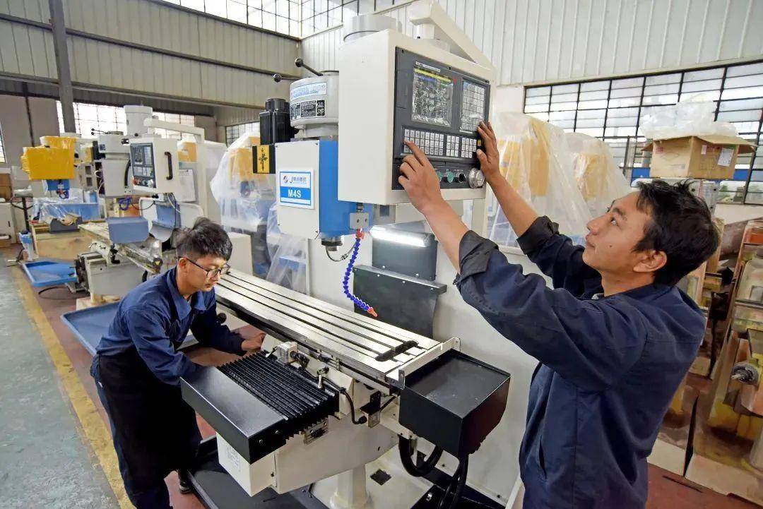 公司技术人员调试刚生产的数控机床云南锦润龙集团董事长张春发介绍:"