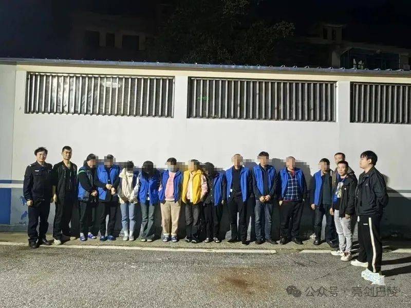 派出所联合行动,迅速出击,在小区房间内现场抓获彭某等20余名赌博人员