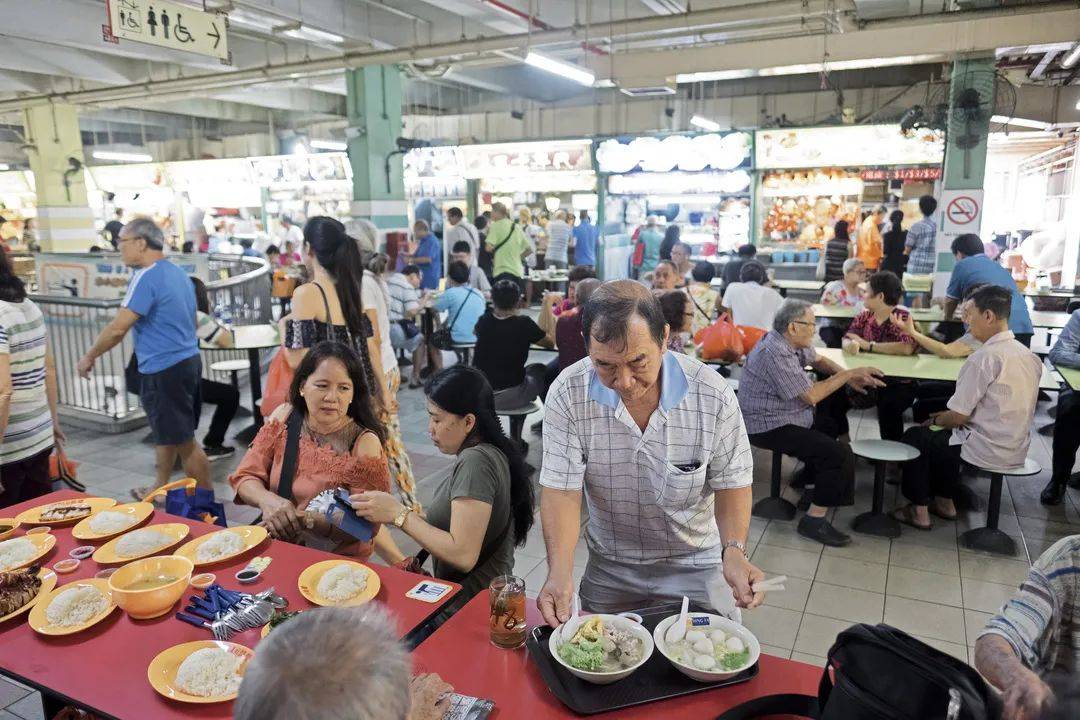200间摊位各有特色,钊记沙煲饭,金记潮州卤鸭粿汁,潮州街香菇肉挫面