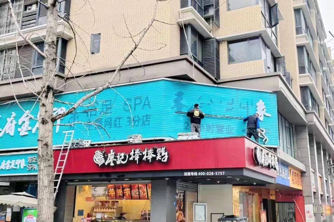 户外广告店招专项治理①扮靓武侯招牌风景线颜值安全双提升