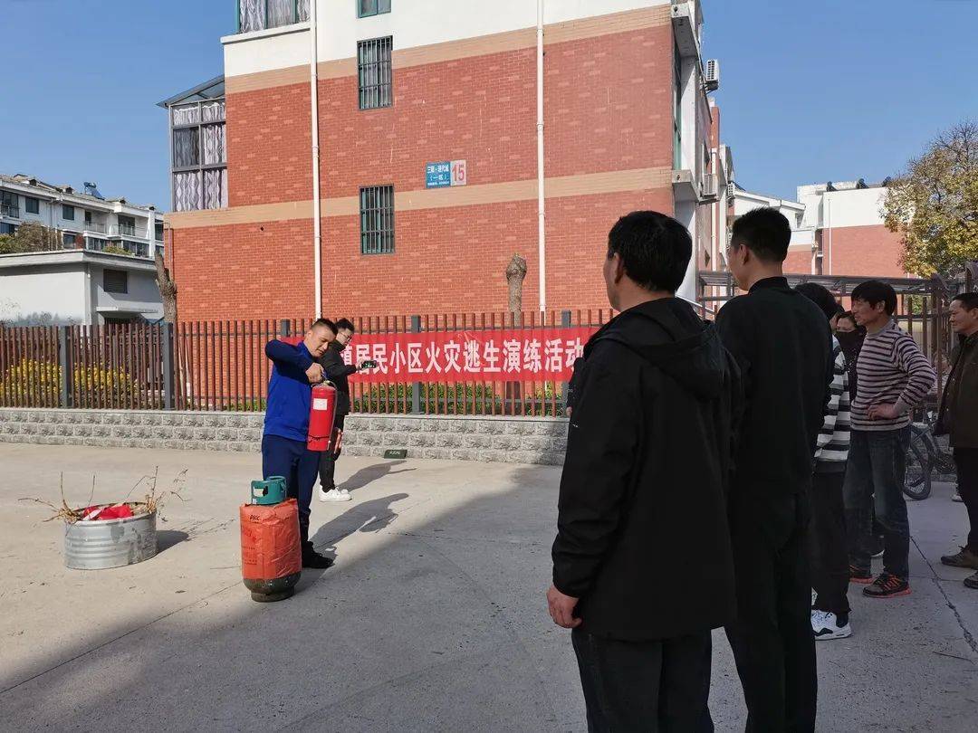 消防安全消防演练进小区筑牢安全防火墙三垛镇开展火灾消防演练活动