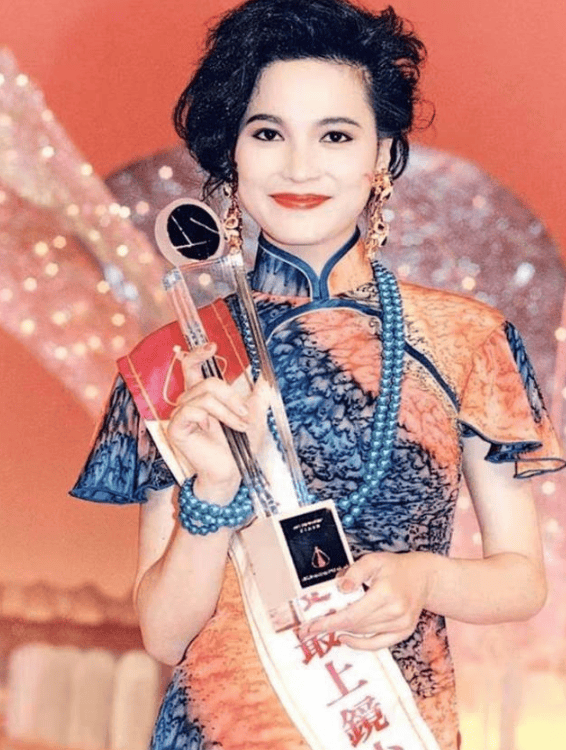 抛弃吴京后,她历经两个富豪,如今吴京红透半边天,她成卖鱼大婶_樊亦敏