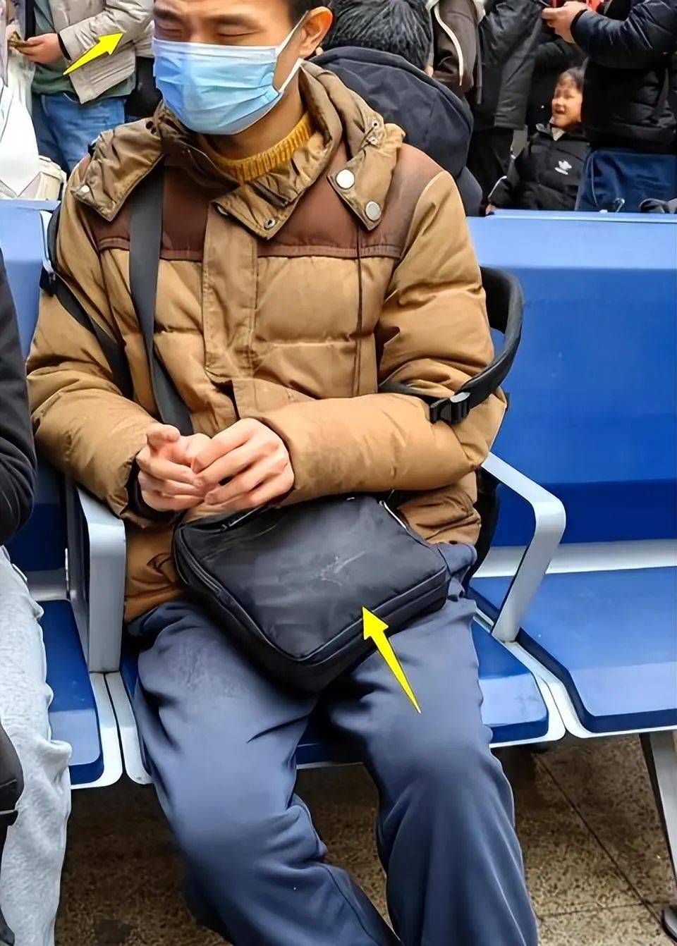 33岁北大韦神回家提大包小包如农民工小动作引发热议