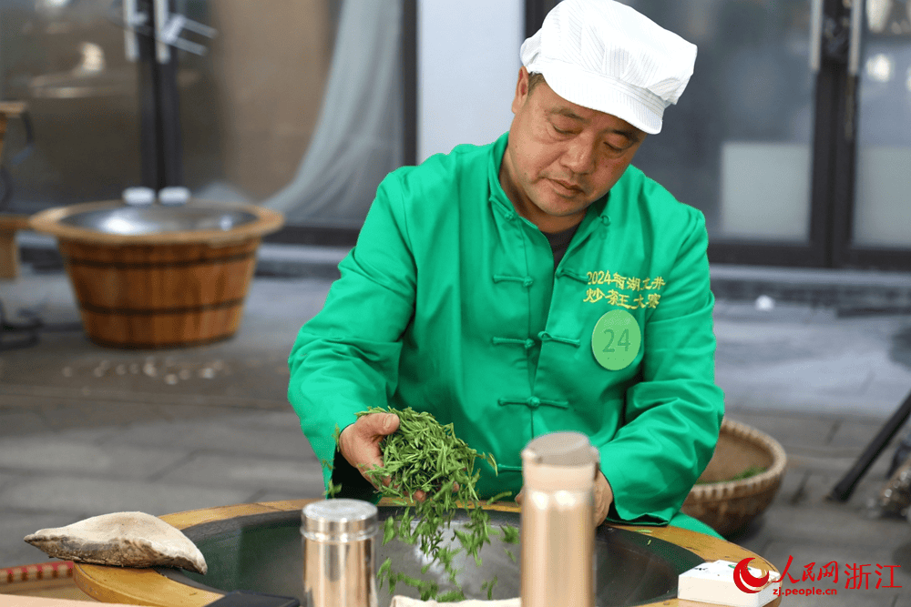 浙江杭州龙井炒茶薪火相传