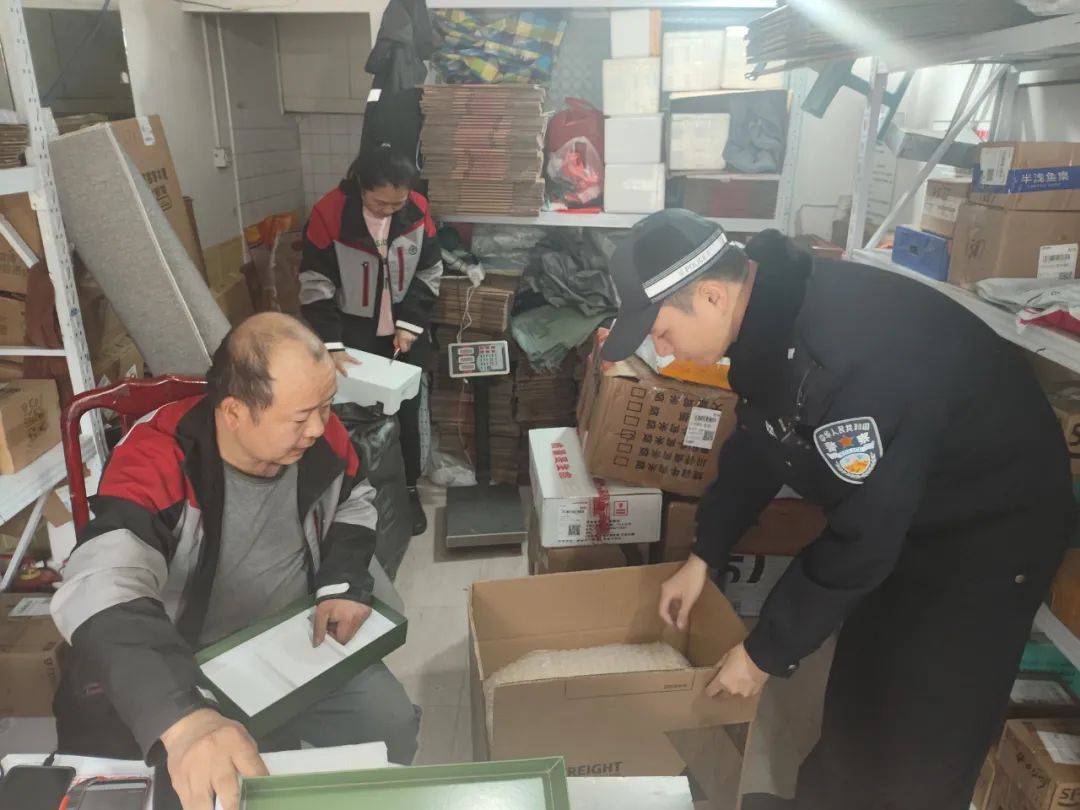 庐山一民警收到最直白锦旗长的又帅破案又快