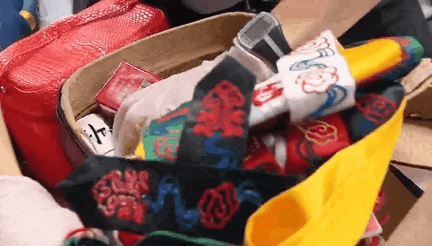 笑不活中国大妈海关被拦后黄袍加身行李翻出白骨老外