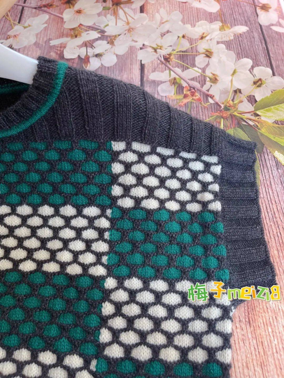 很有意思像鱼鳞一样的棒针花样织出来的小背心很好看