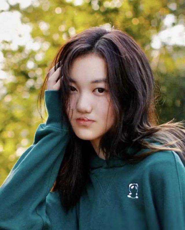 而谈到王菲的两个女儿,李嫣和窦靖童,人们不禁发现了她们之间的巨大