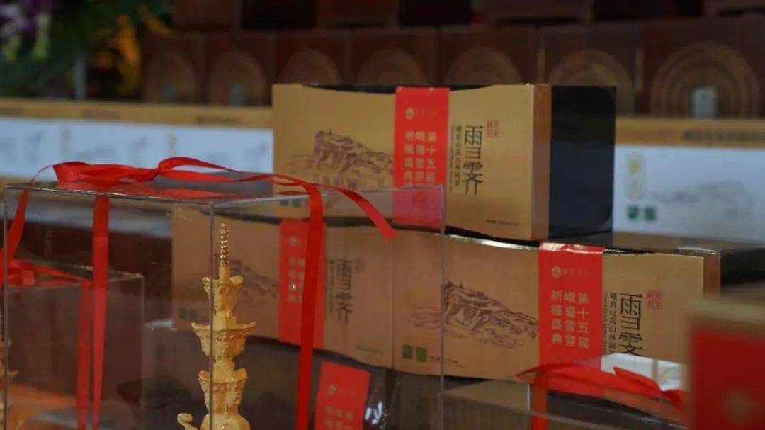 峨眉山是大行普贤菩萨的道场,报国寺主轴线上最后一座殿宇是普贤殿,殿