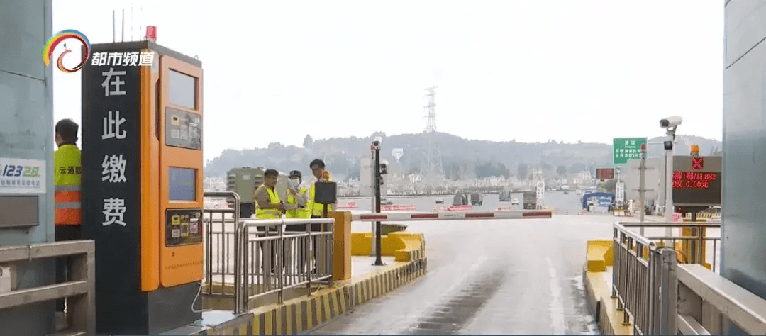3个动作就行昆明南收费站智慧收费机器人上岗