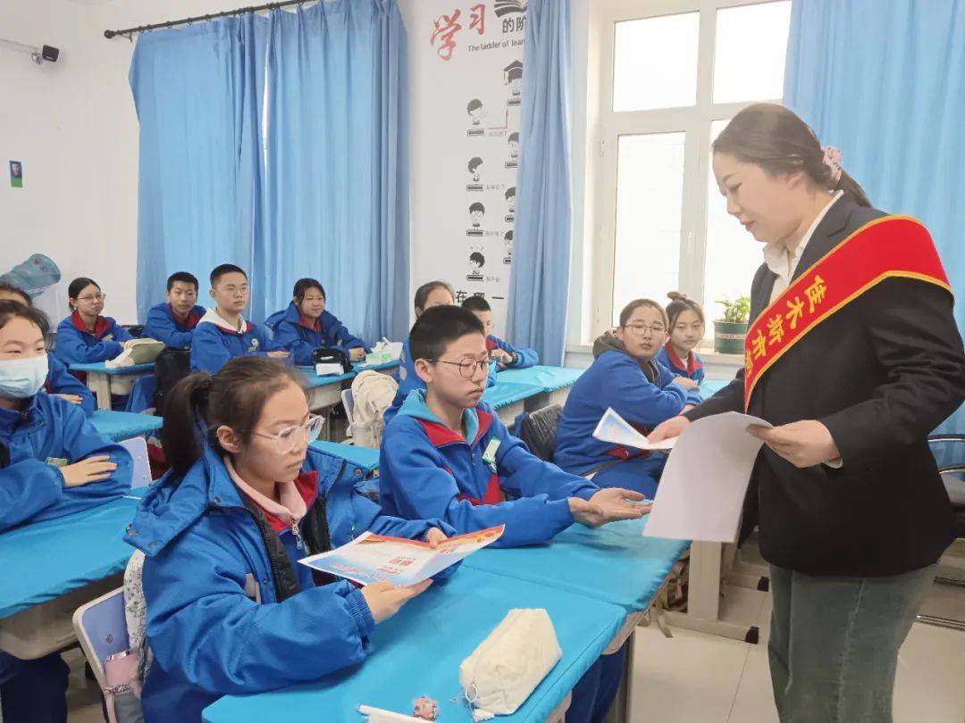 扫黄打非护苗行动守未成长郊区长青中学开展打击非法出版物专项活动