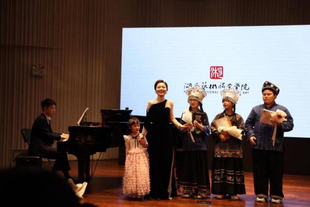 3名来自大山深处的孩子——吴佳慧,龙茜梅,龙志华成为音乐会特邀嘉宾