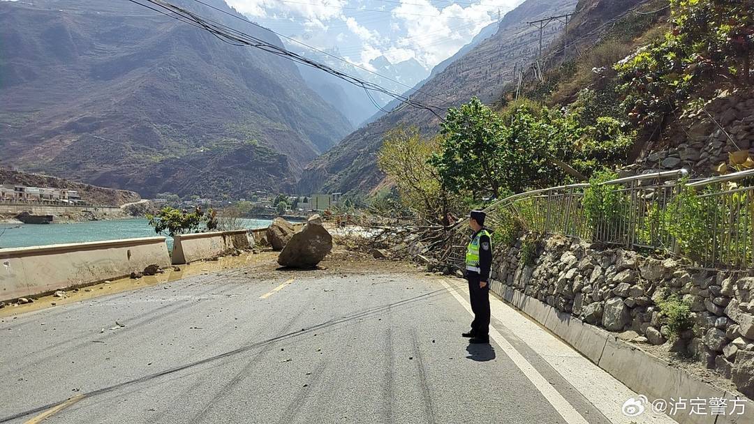 g318线泸定县烹坝乡发生泥石流断道建议绕行