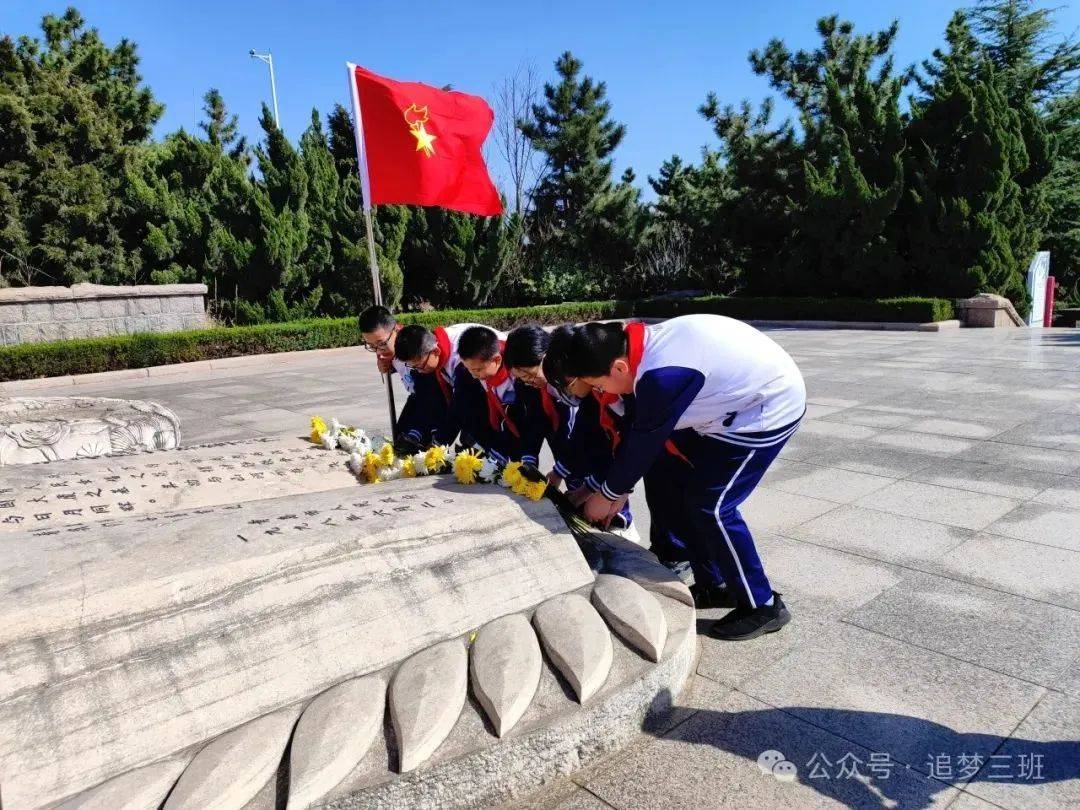 小学生缅怀先烈图片