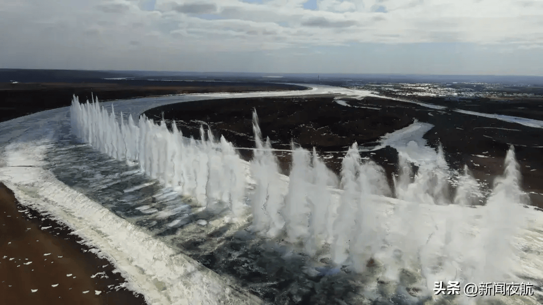 壮观黑龙江呼玛段人工防凌爆破开启江面现数十米高冰瀑