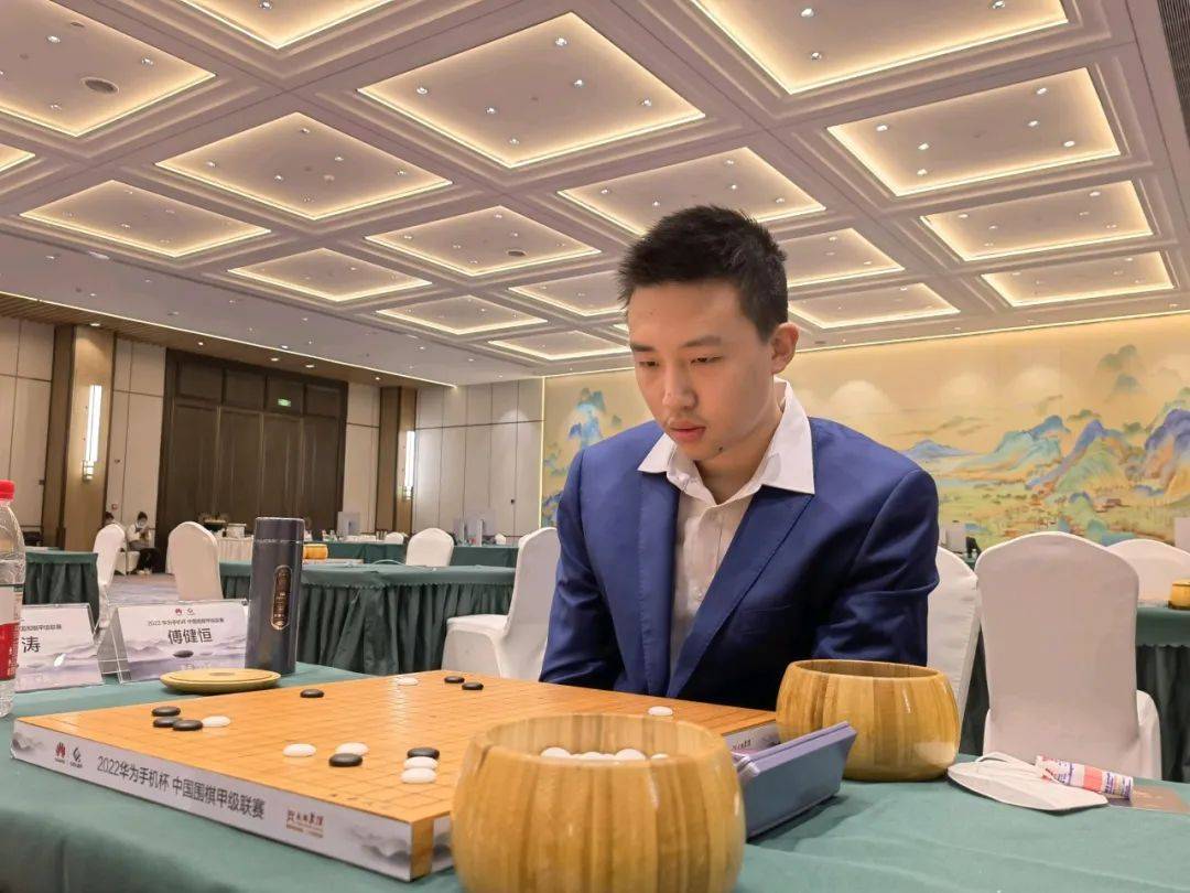 围棋运动员傅健恒一年内连升两次段位2024年年初,重庆棋手何语涵