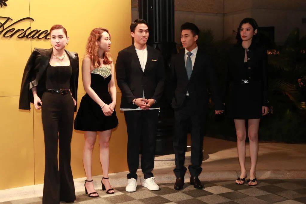 何超琼让出c位,奚梦瑶站边边,没看到窦骁 | 何家好多人啊!