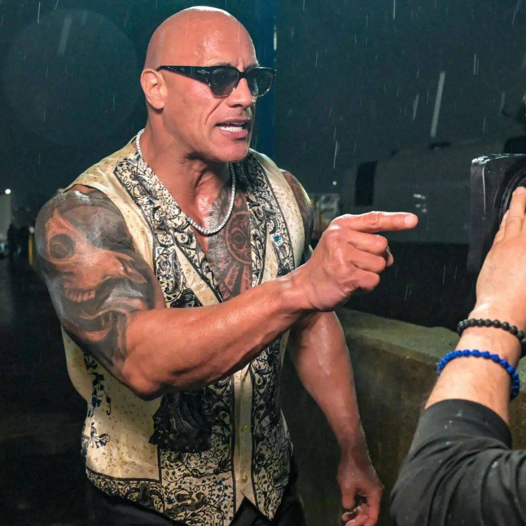 科迪母亲现场掌掴巨石强森部落家族人多势众奥斯汀有望出手相助