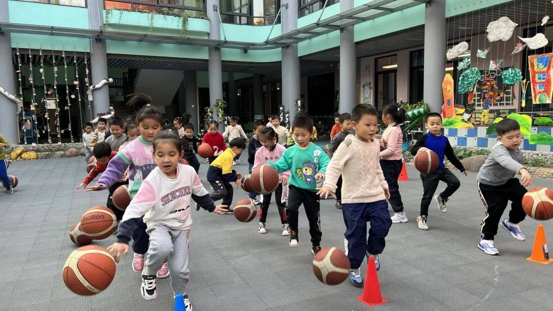 上虞区第三实验幼儿园保健医生走进课堂,与中大班幼儿一起进行护眼小