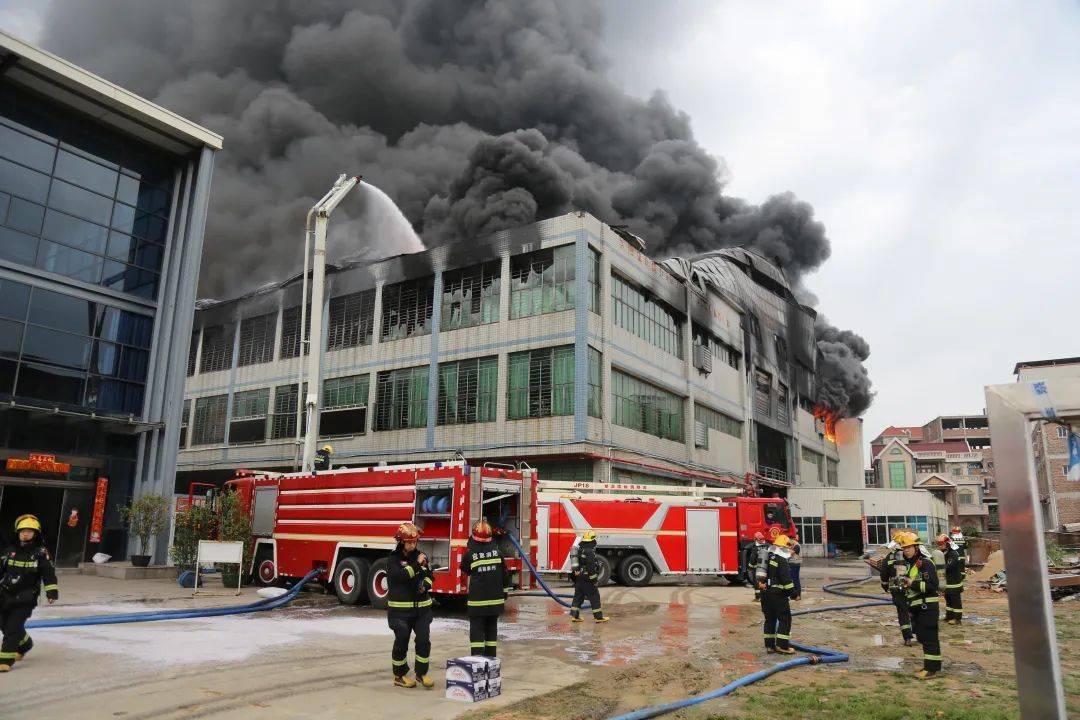 福建一厂房发生火灾,104名消防员出动扑救_生产_企业_人员