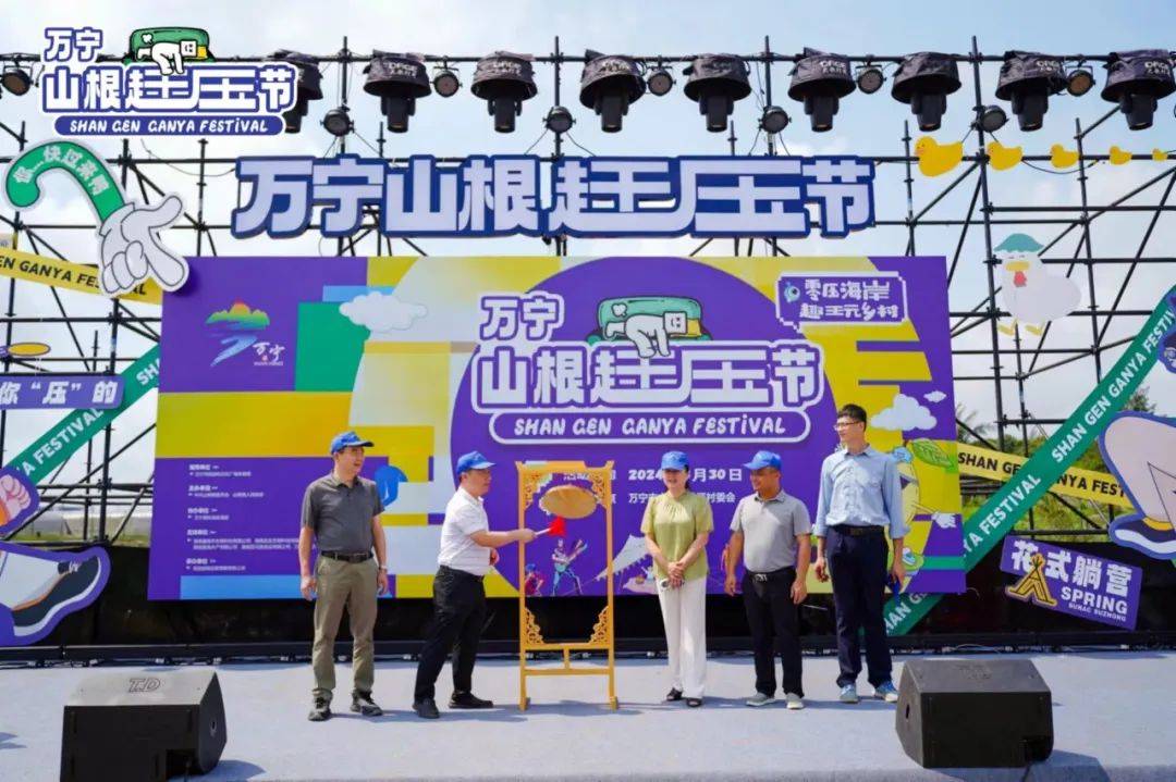 的富硒圣女果,原产并以山根镇水央堀村命名的"水央橘"饮料等展位人头