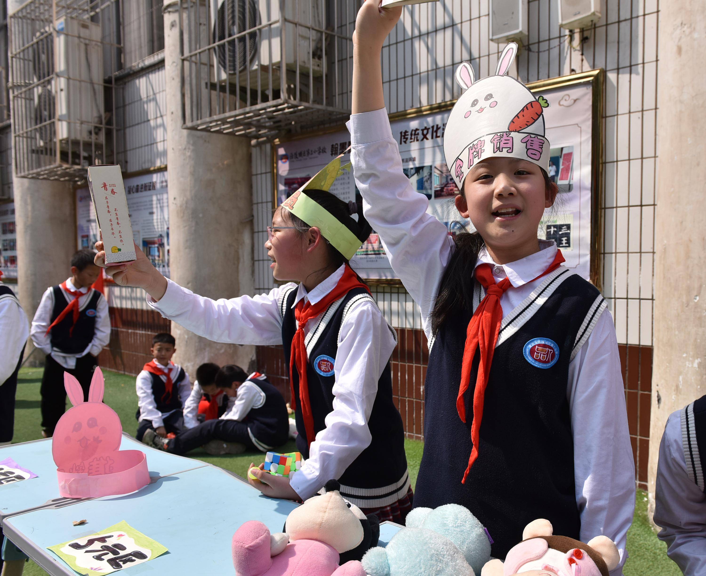 重庆涪陵:"跳蚤市场"进校园 爱心义卖欢乐多